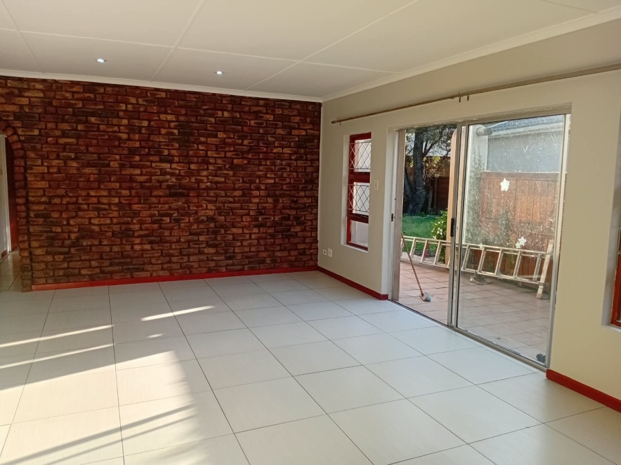 To Let 4 Bedroom Property for Rent in Bonza Bay Eastern Cape
